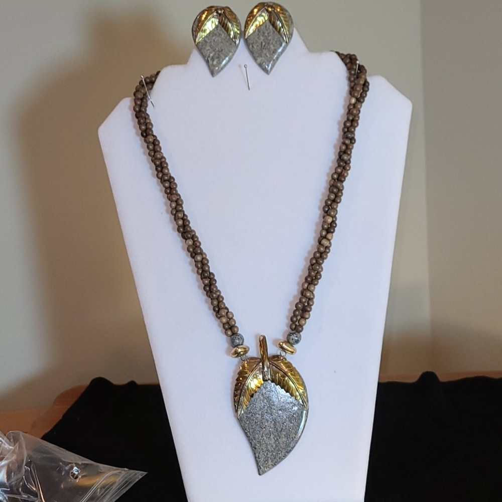 Stone & Beaded Necklace with Studded Stone earring